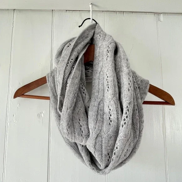 Celeste Women Gray Cable Knit Infinity Loop Scarf Soft Wool Cashmere Blend EUC - Picture 3 of 5